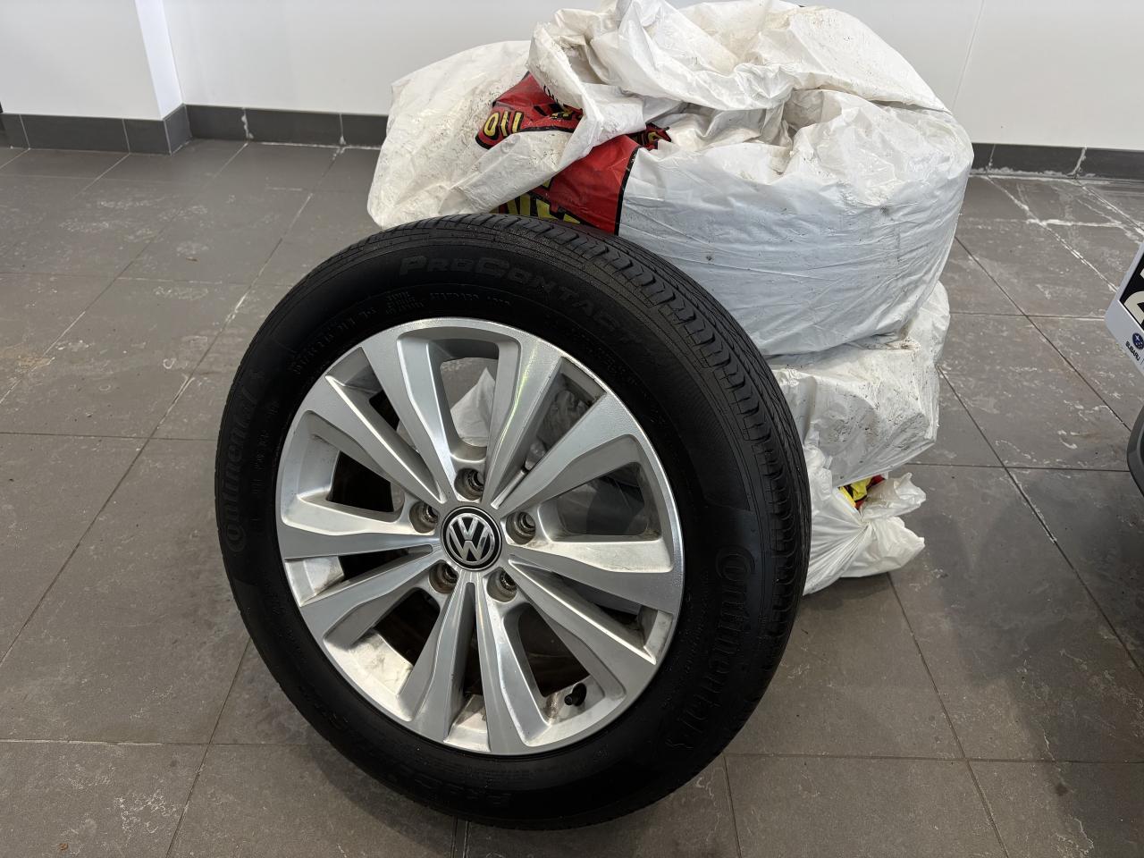 2016 Volkswagen Golf TRENDLINE   CLEAN CARFAX   WINTER SET!  SOLD AS-IS Photo