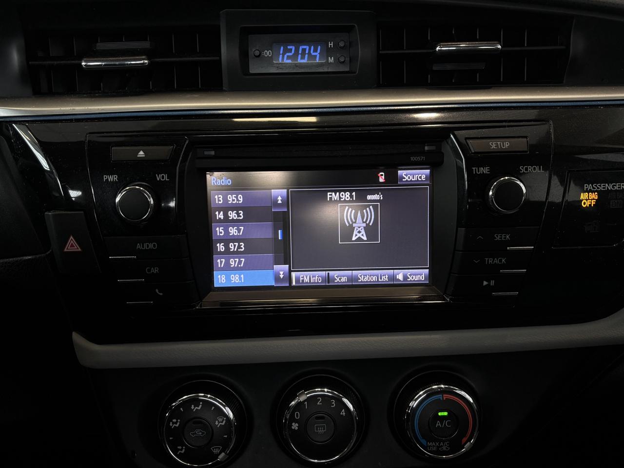 2016 Toyota Corolla LE MODEL   LOW KM   2 SETS OF TIRES   REVERSE CAM Photo