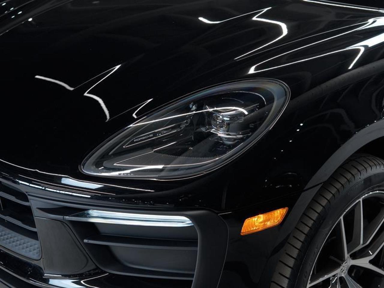 2025 Porsche Macan AWD Photo