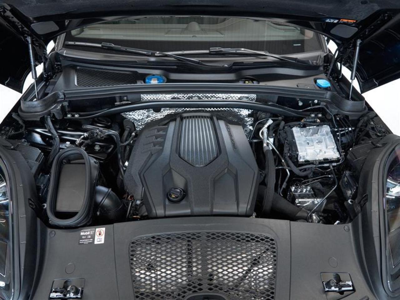 2025 Porsche Macan AWD Photo