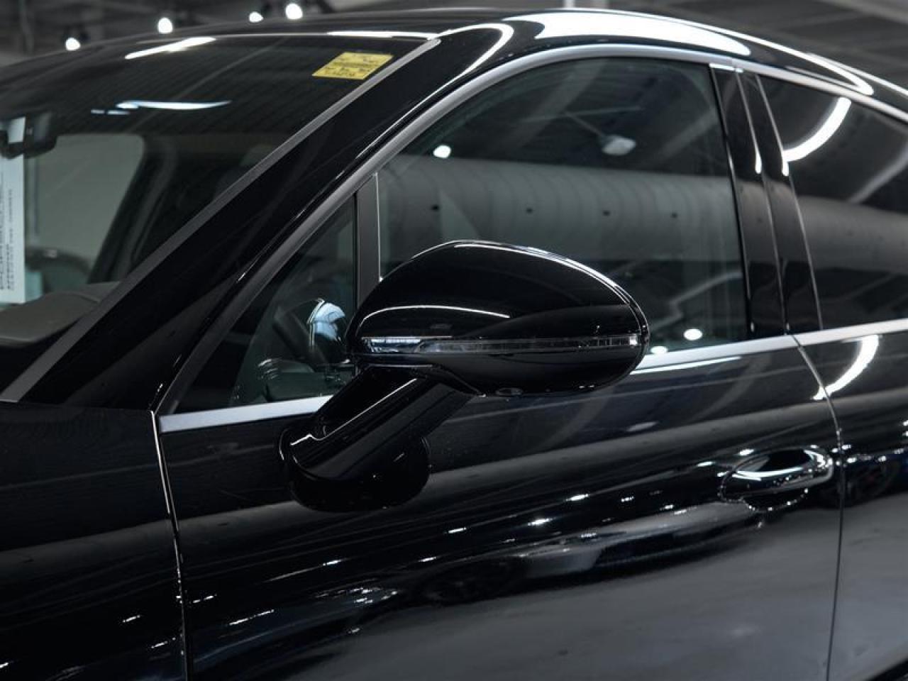 2025 Porsche Macan AWD Photo