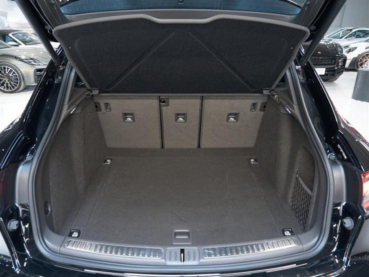 2025 Porsche Macan AWD Photo