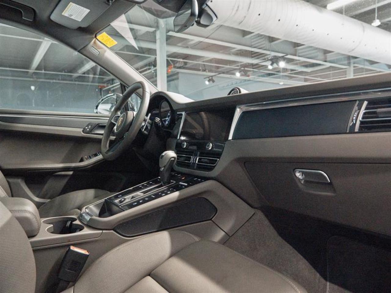 2025 Porsche Macan AWD Photo