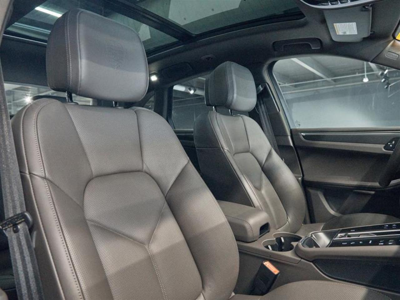 2025 Porsche Macan AWD Photo