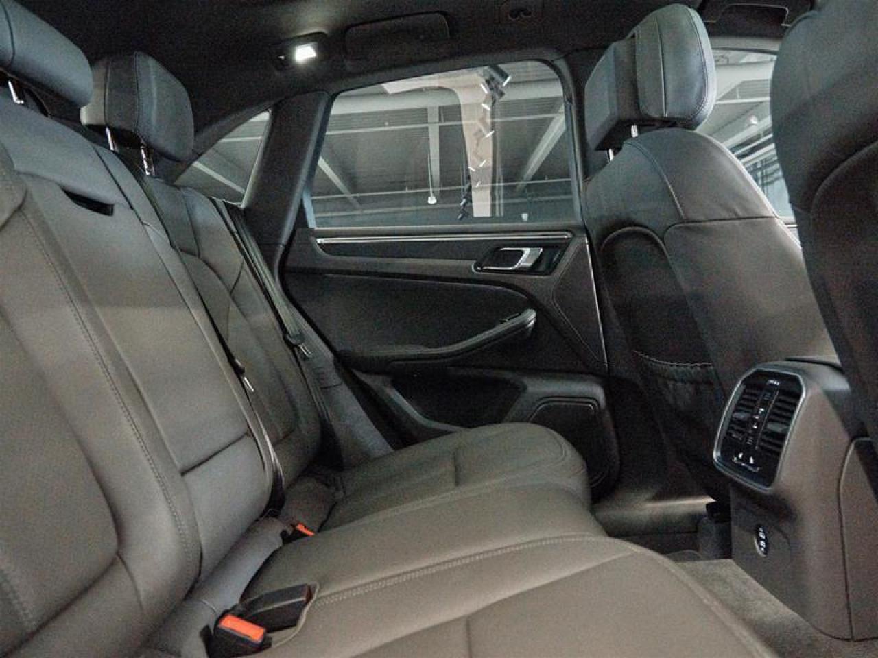 2025 Porsche Macan AWD Photo