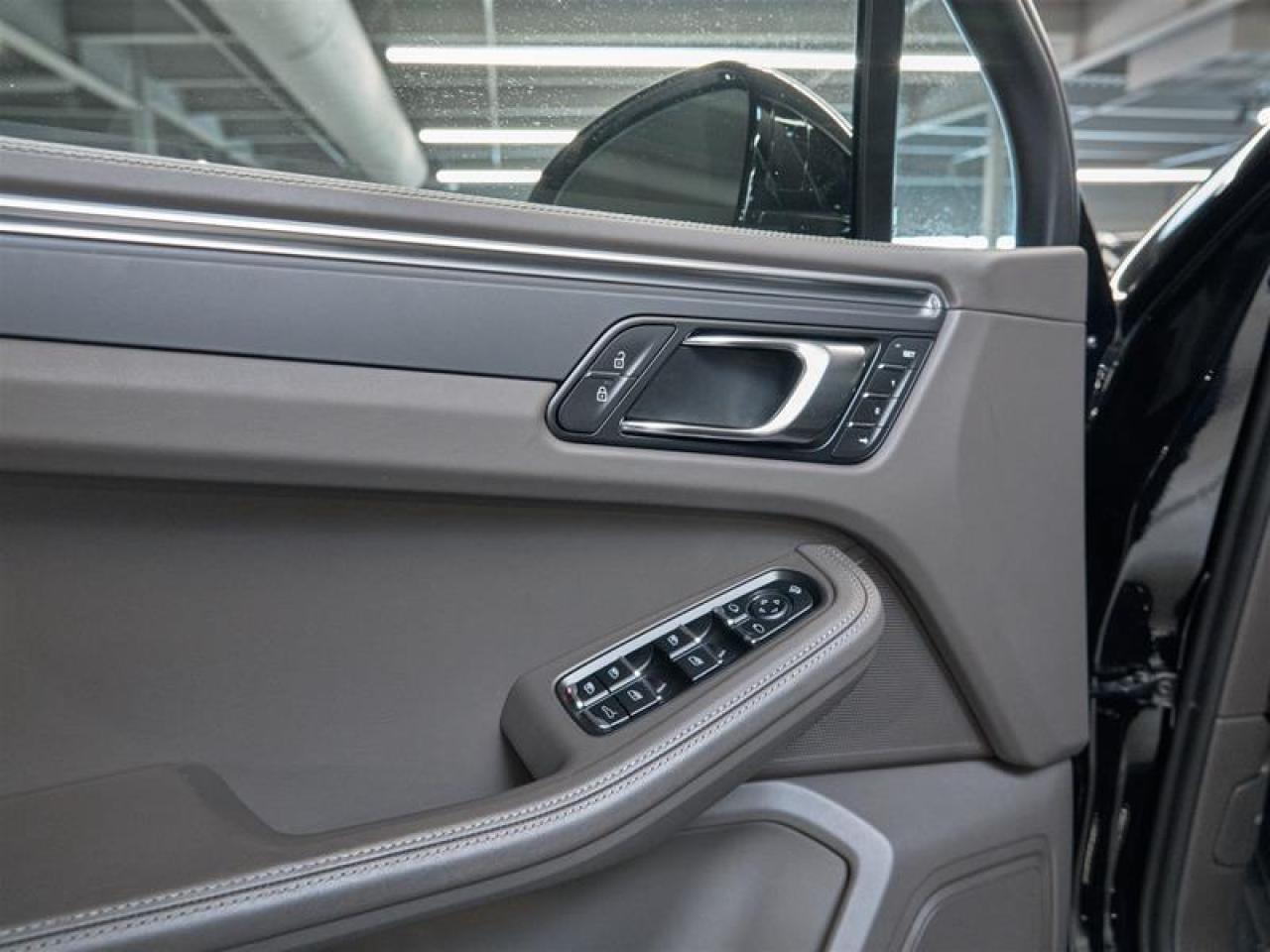 2025 Porsche Macan AWD Photo