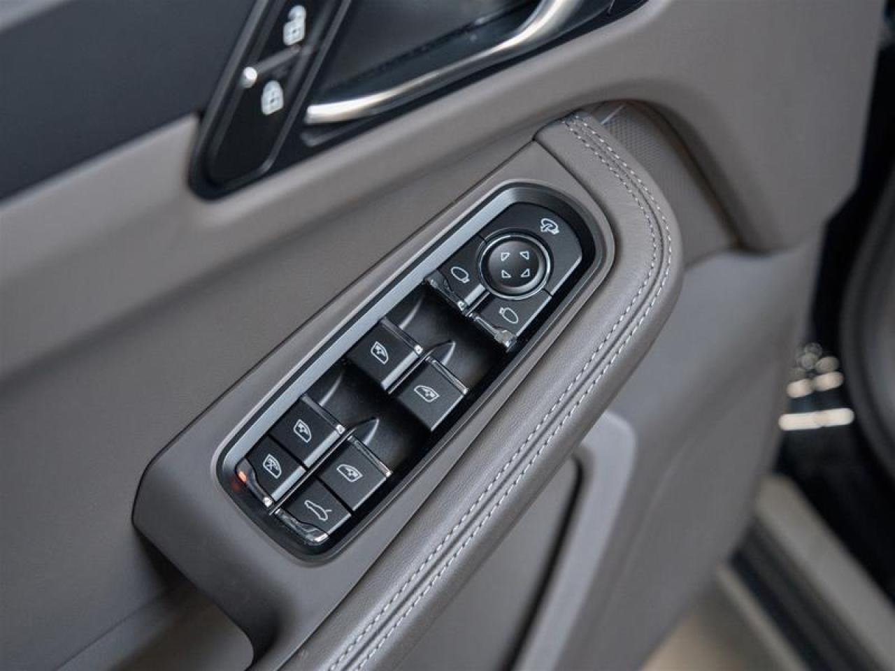 2025 Porsche Macan AWD Photo