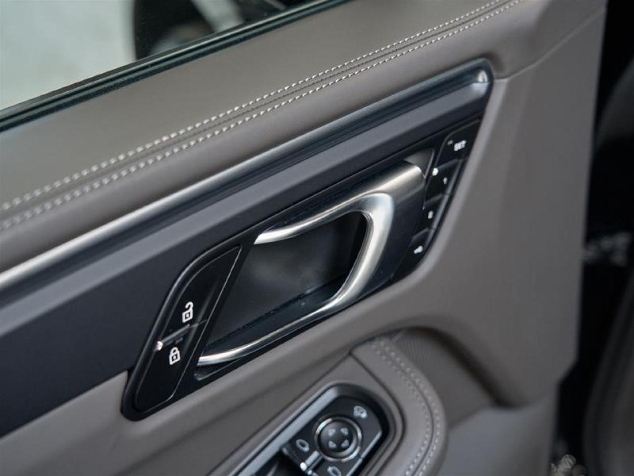 2025 Porsche Macan AWD Photo