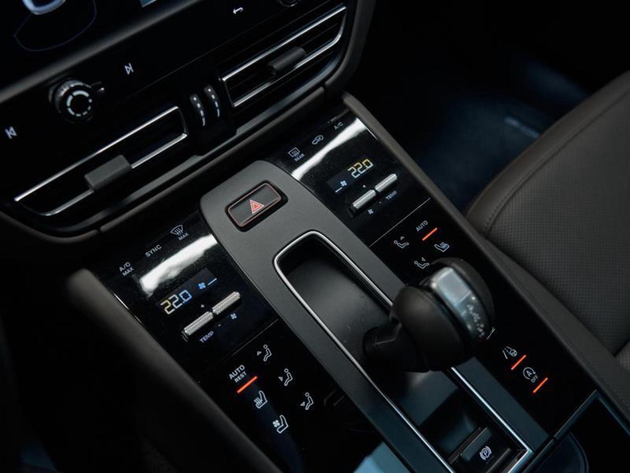 2025 Porsche Macan AWD Photo