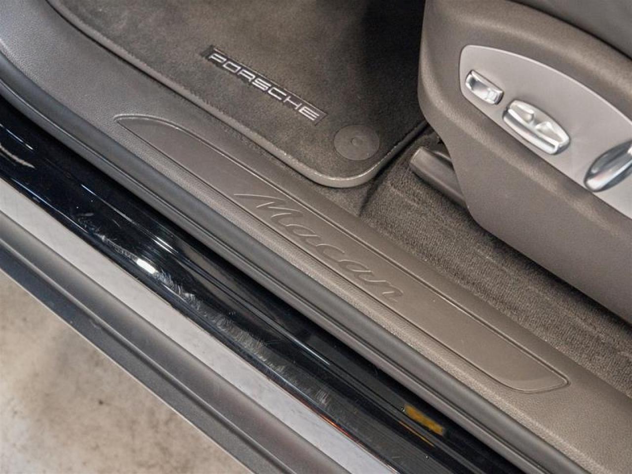 2025 Porsche Macan AWD Photo