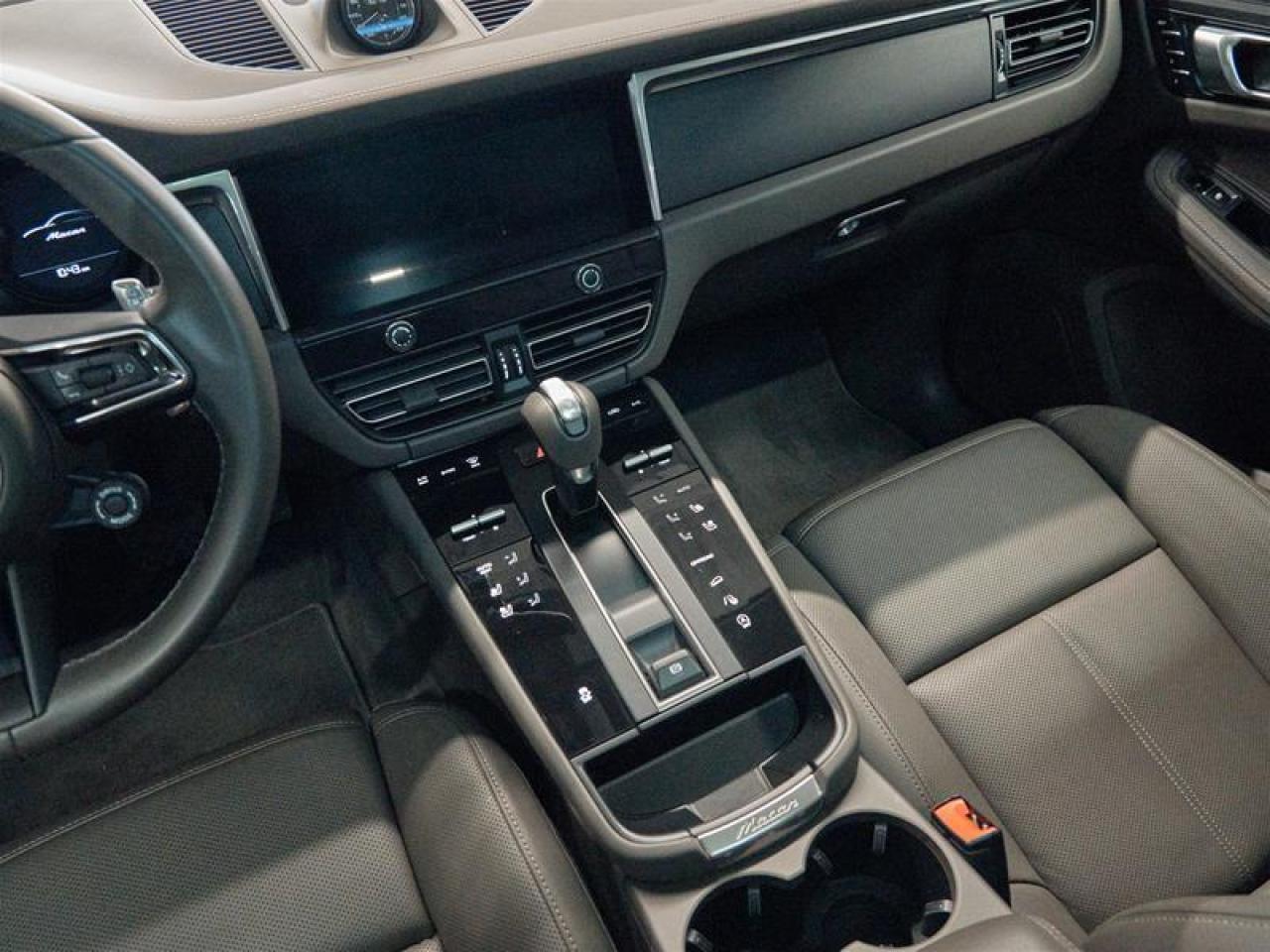 2025 Porsche Macan AWD Photo