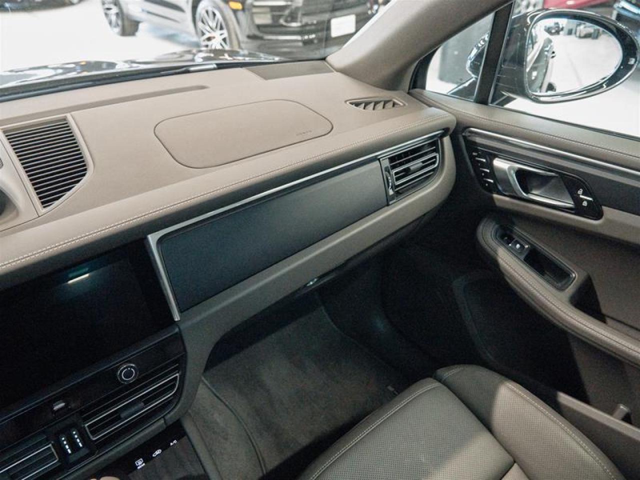 2025 Porsche Macan AWD Photo