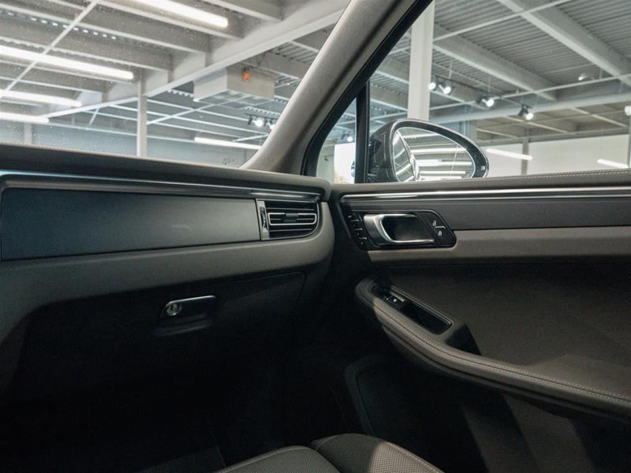 2025 Porsche Macan AWD Photo