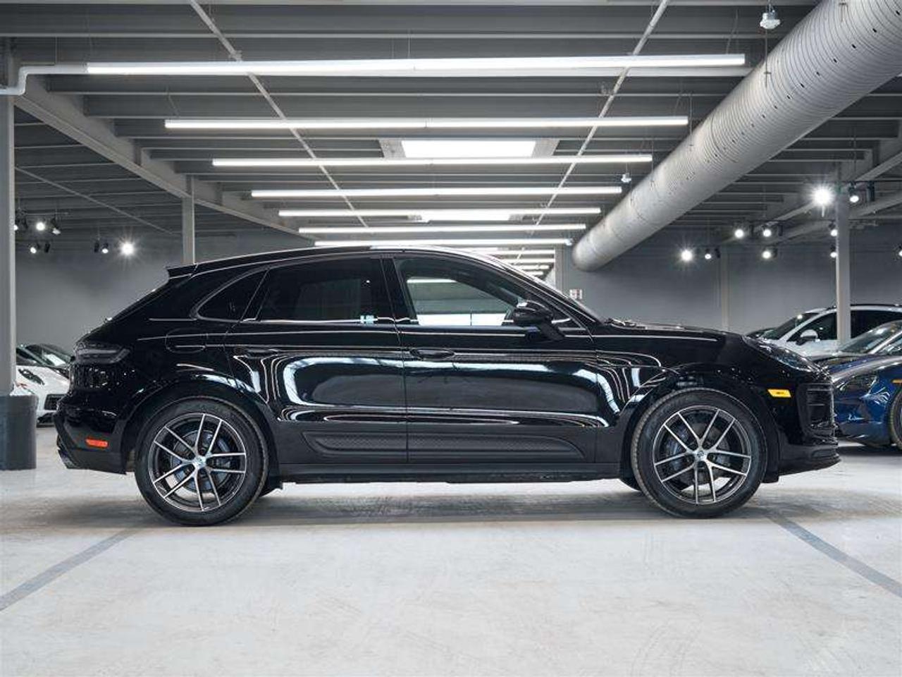 2025 Porsche Macan AWD Photo4