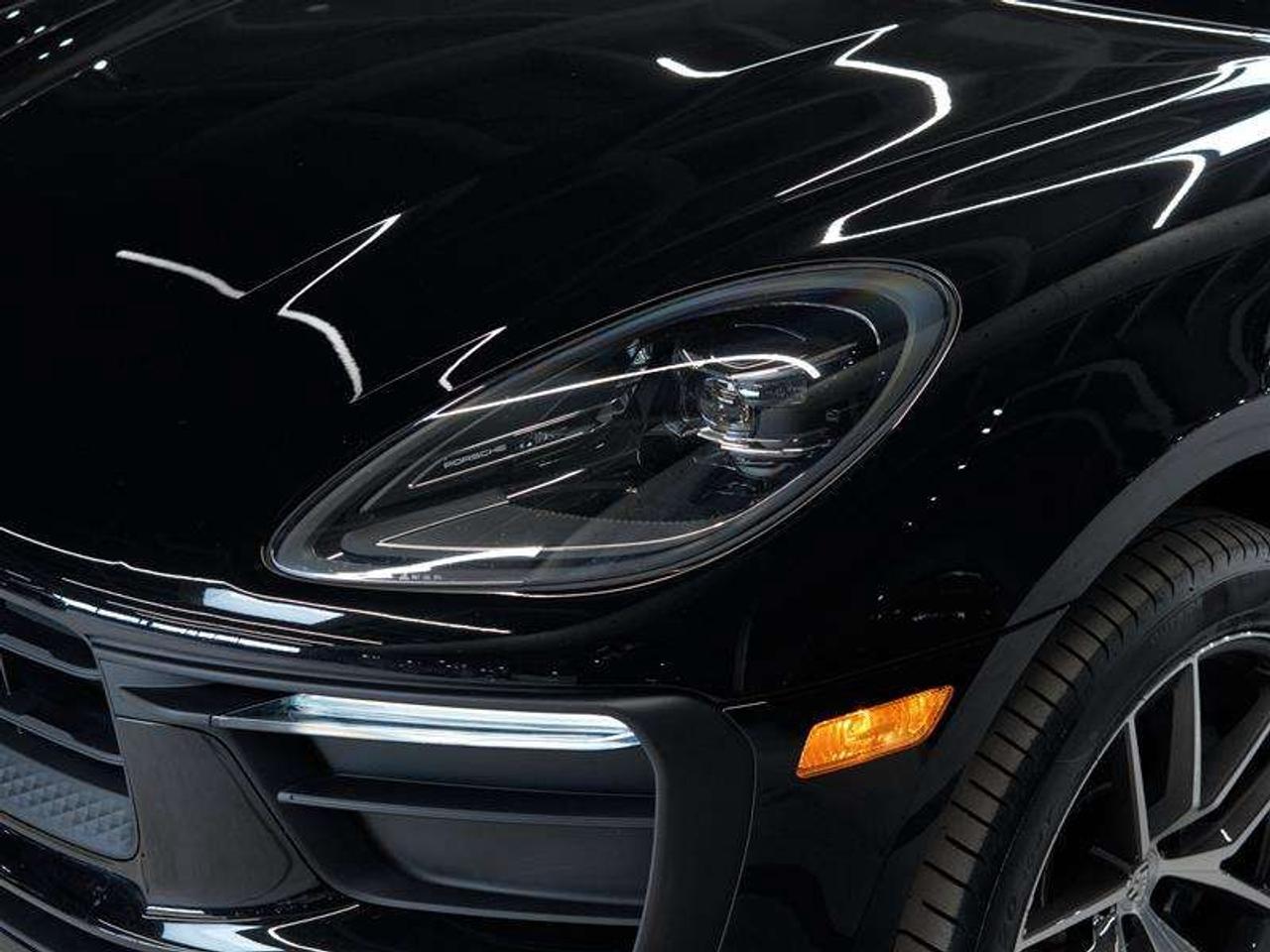 2025 Porsche Macan AWD Photo