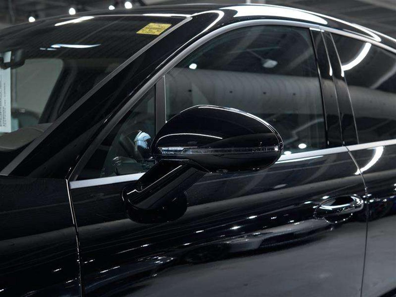2025 Porsche Macan AWD Photo