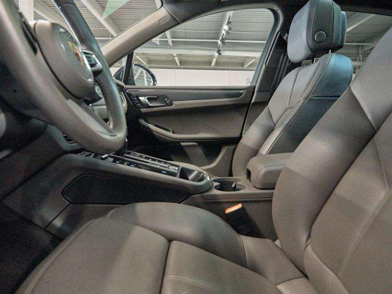 2025 Porsche Macan AWD Photo