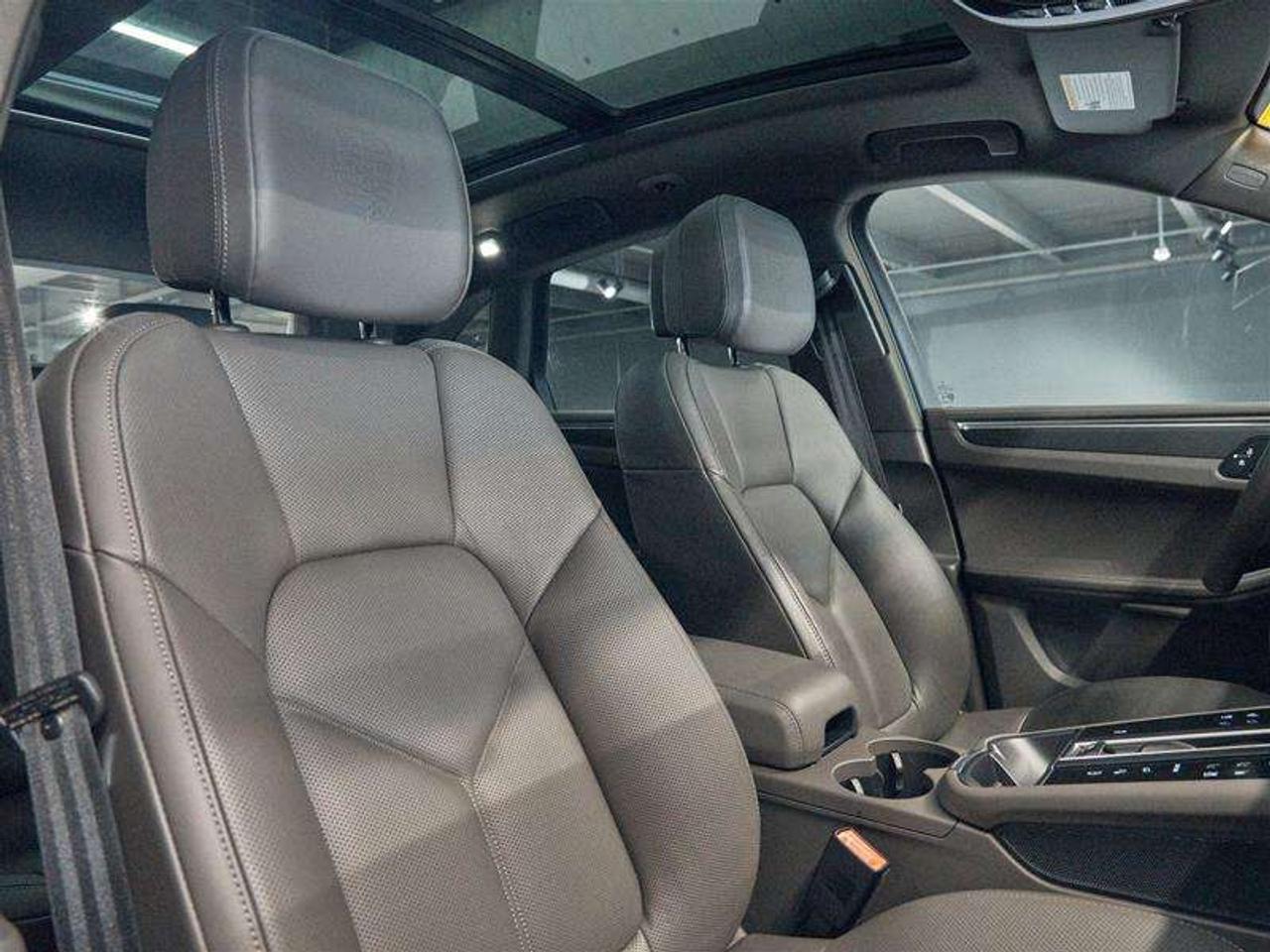 2025 Porsche Macan AWD Photo