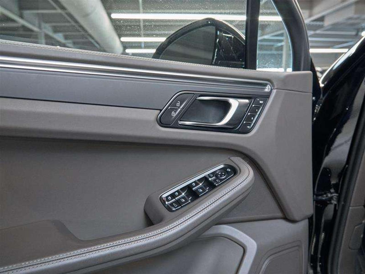 2025 Porsche Macan AWD Photo