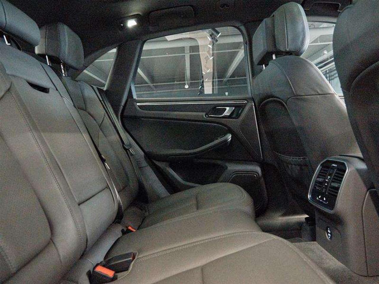 2025 Porsche Macan AWD Photo
