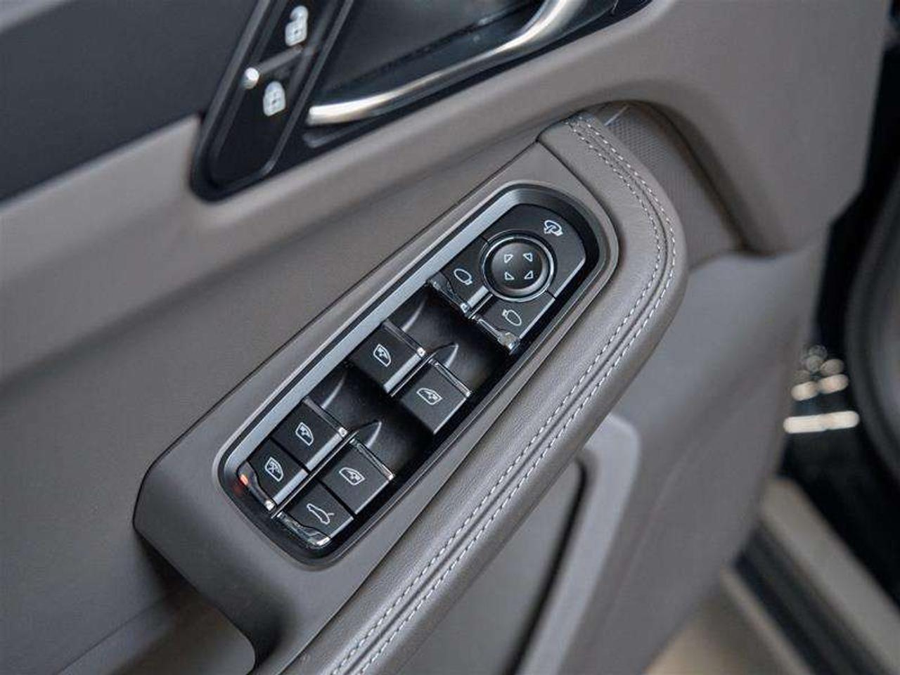 2025 Porsche Macan AWD Photo