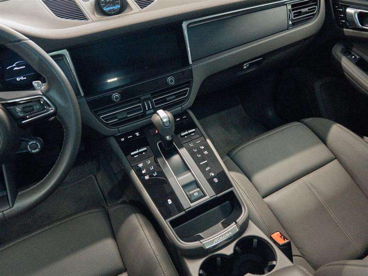 2025 Porsche Macan AWD Photo