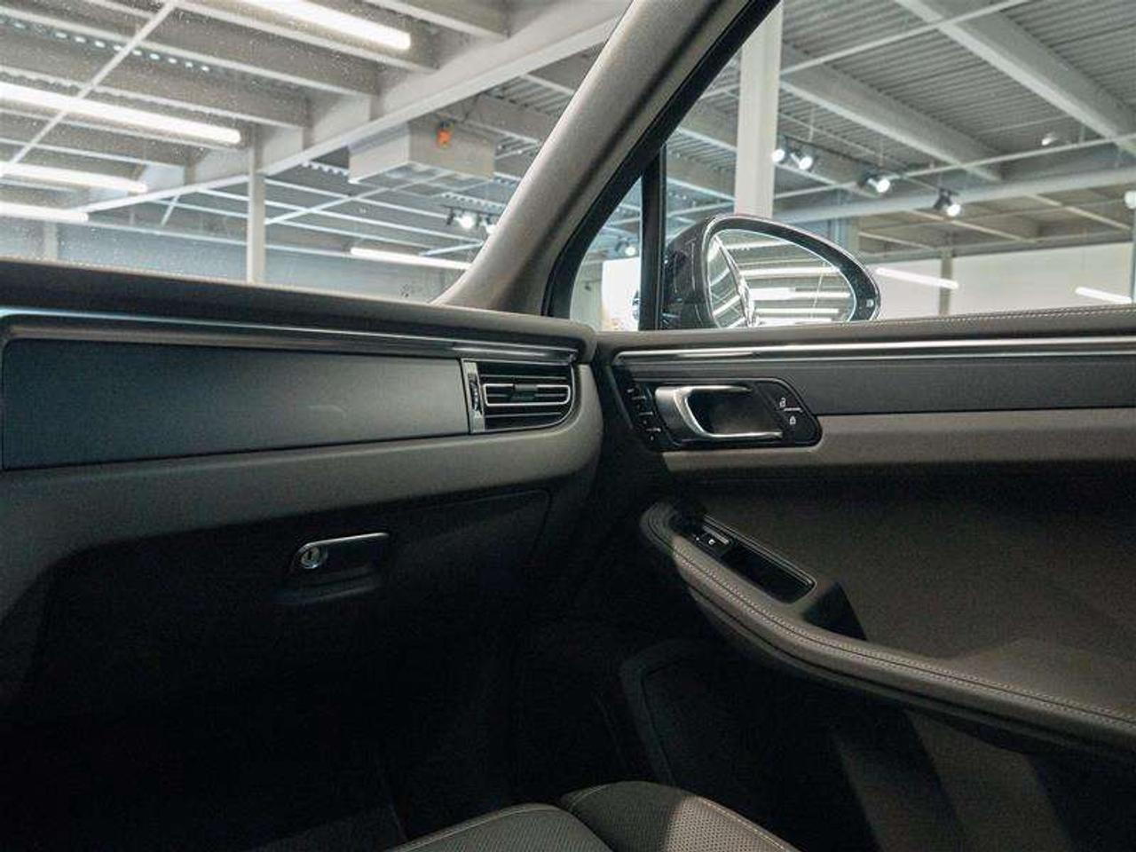 2025 Porsche Macan AWD Photo