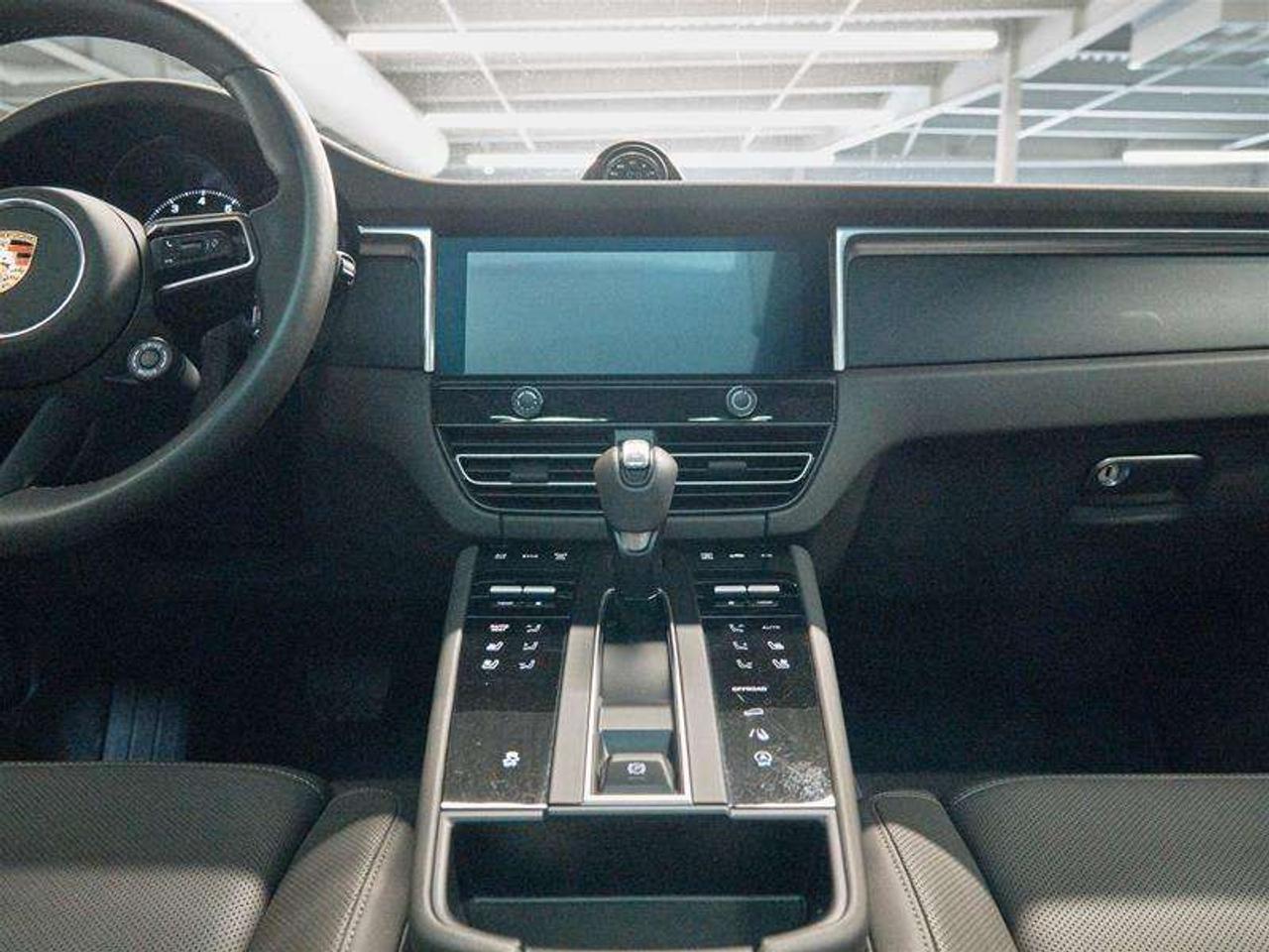 2025 Porsche Macan AWD Photo