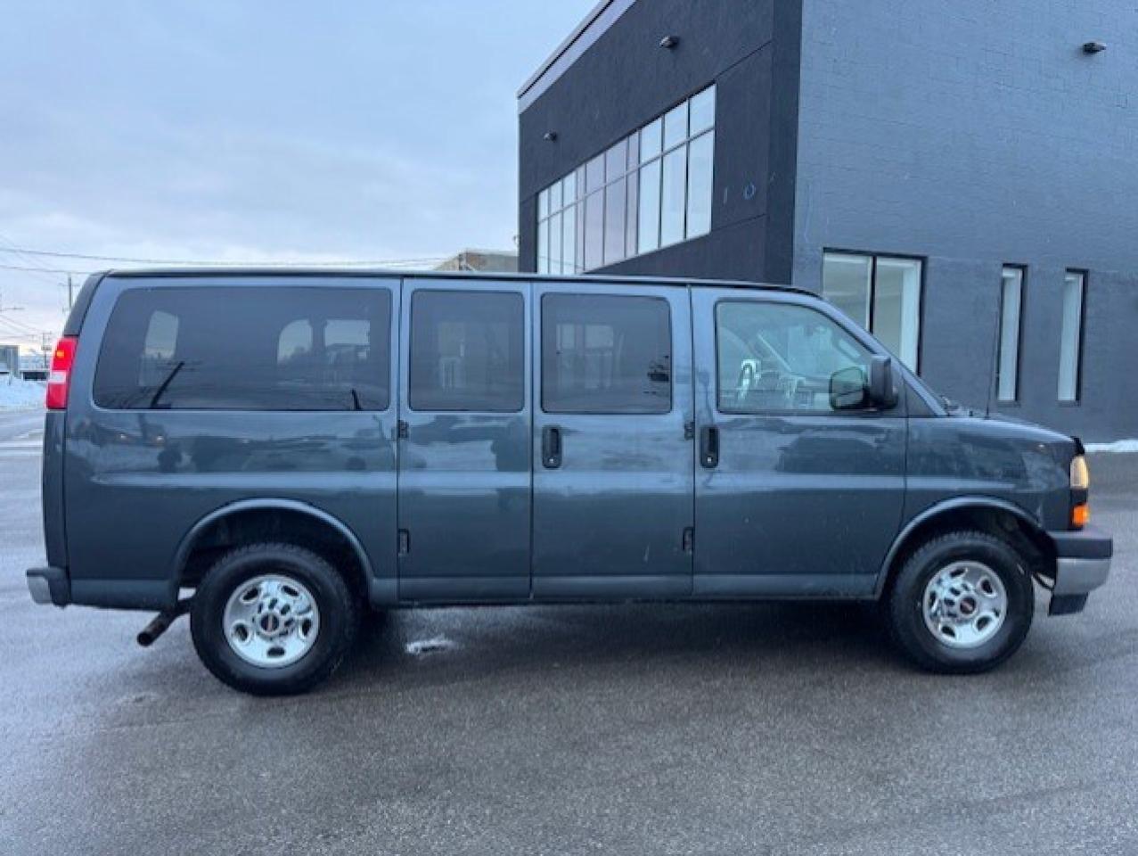 2017 GMC Savana Passenger 2500 LT **12 PASSENGER--BACK UP CAMERA-CERTIFIED** Photo