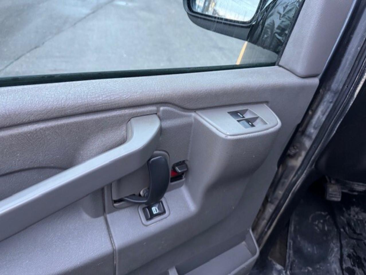 2017 GMC Savana Passenger 2500 LT **12 PASSENGER--BACK UP CAMERA-CERTIFIED** Photo