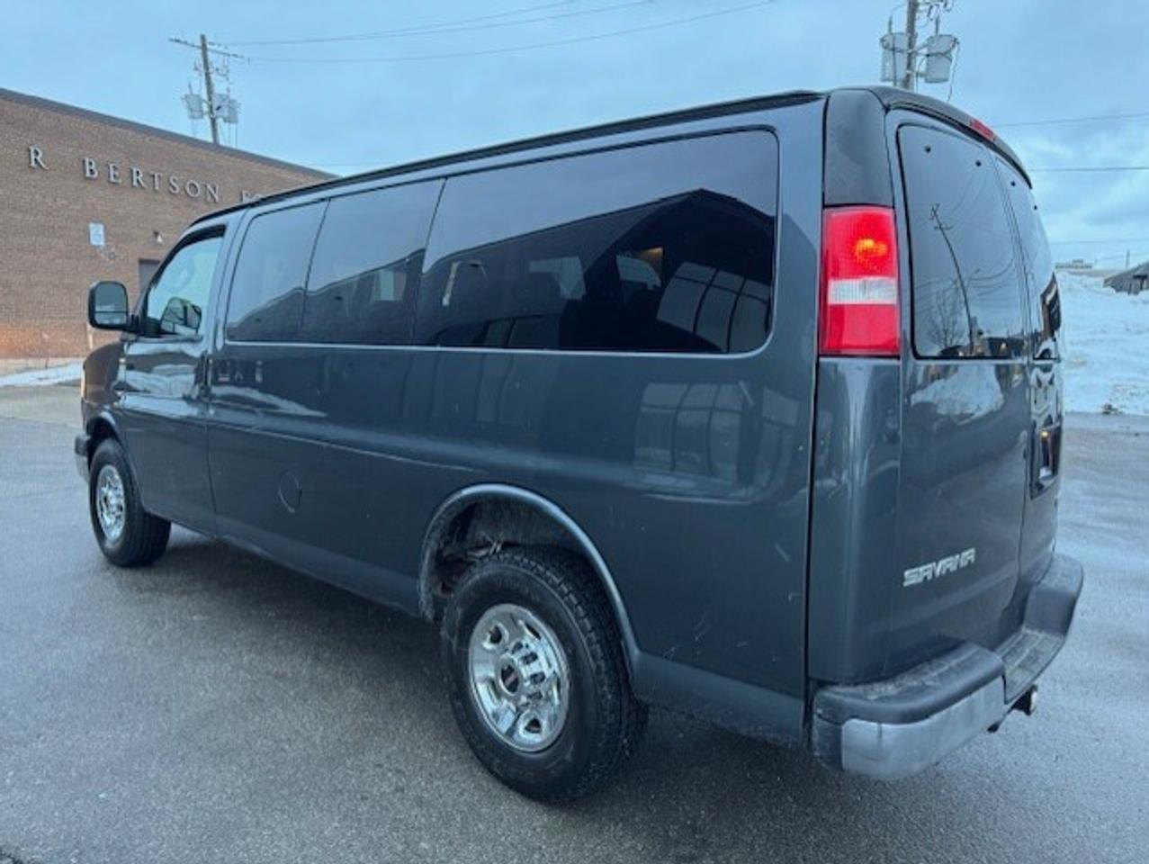 2017 GMC Savana Passenger 2500 LT **12 PASSENGER--BACK UP CAMERA-CERTIFIED** Photo