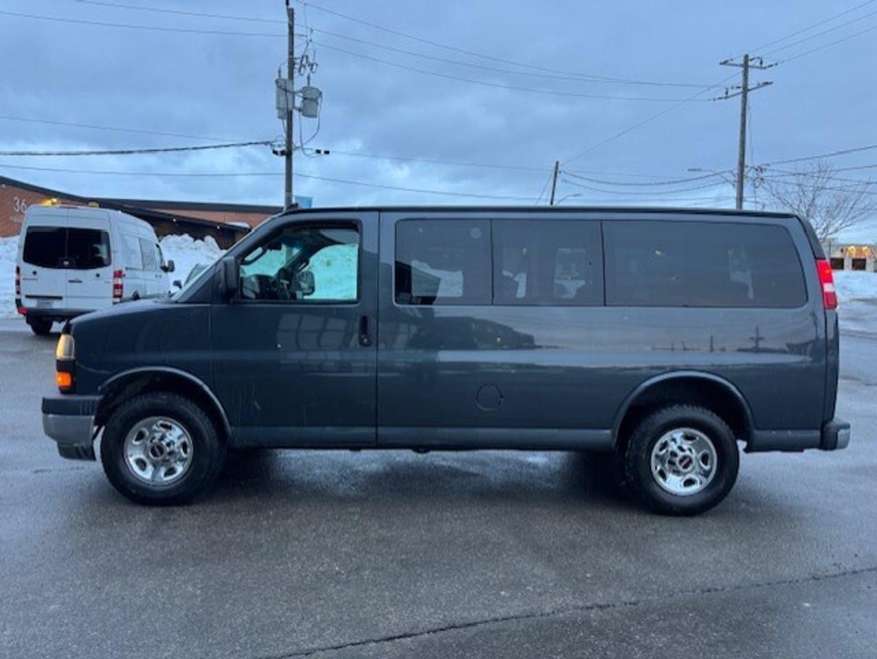 2017 GMC Savana Passenger 2500 LT **12 PASSENGER--BACK UP CAMERA-CERTIFIED** Photo