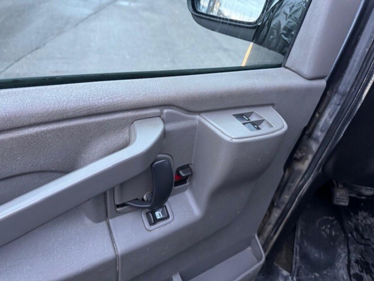 2017 GMC Savana Passenger 2500 LT **12 PASSENGER--BACK UP CAMERA-CERTIFIED** Photo