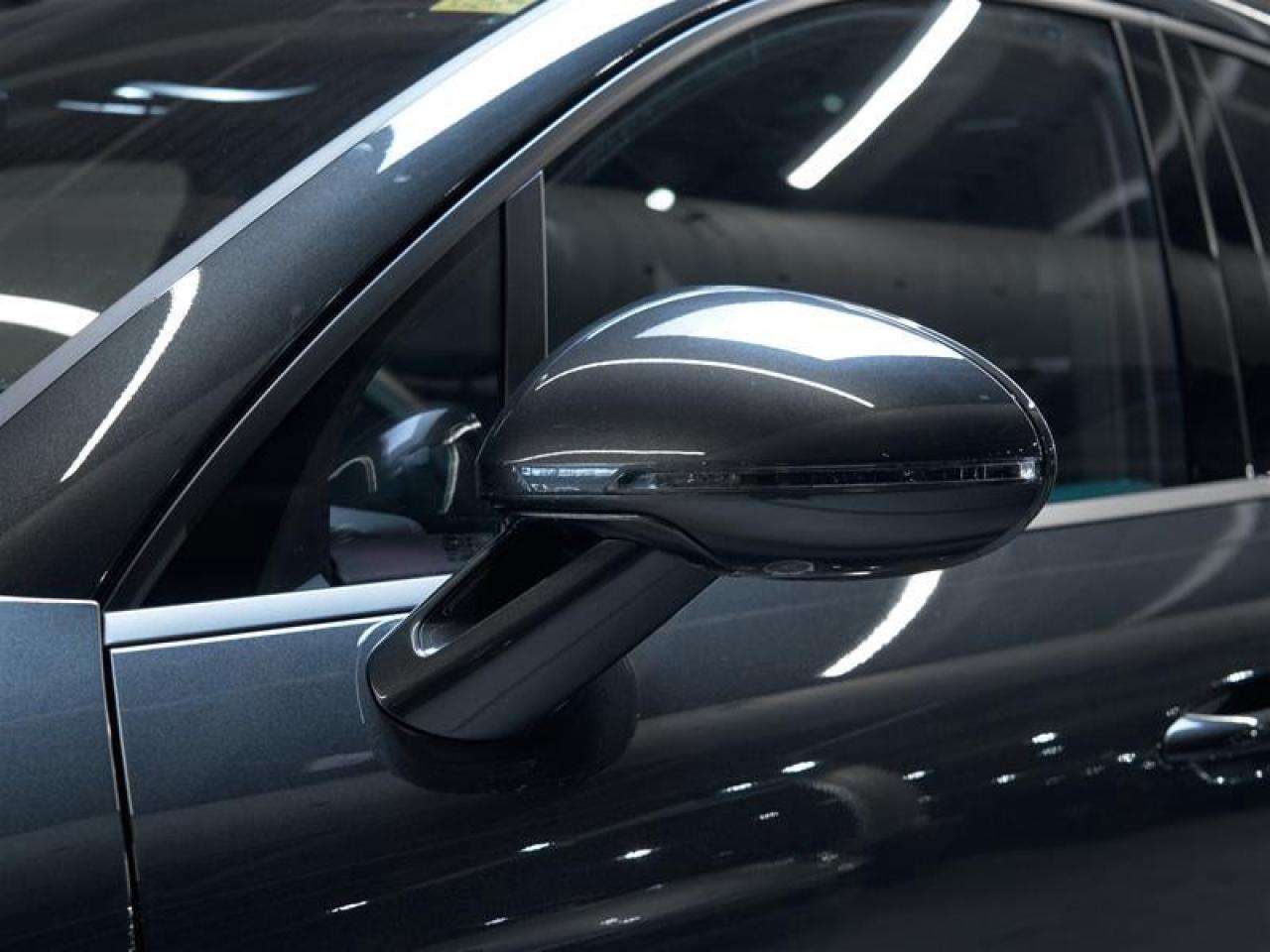 2025 Porsche Macan AWD Photo