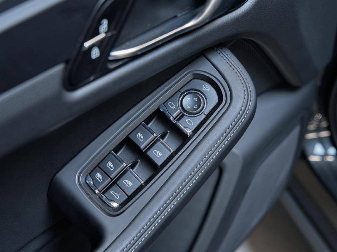 2025 Porsche Macan AWD Photo