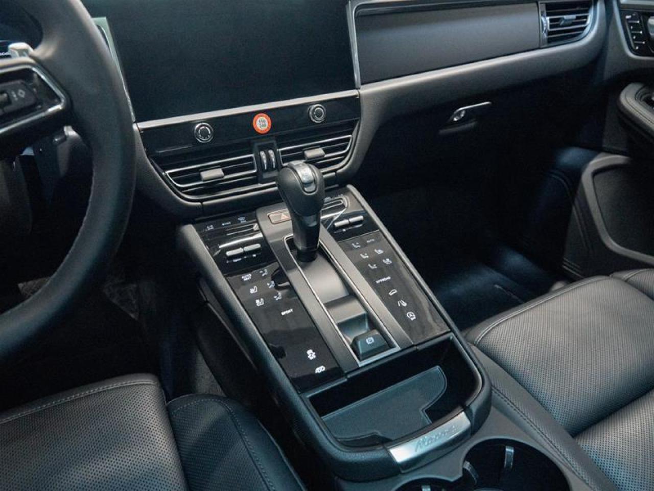 2025 Porsche Macan AWD Photo