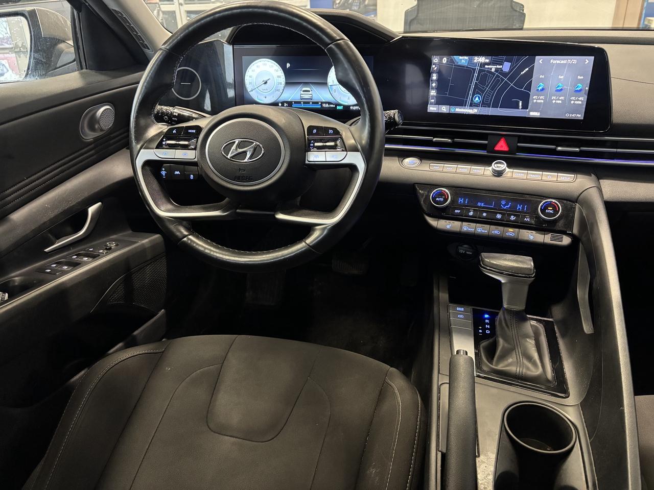 2023 Hyundai Elantra PREFERRED TRIM   ONE OWNER   CLEAN CARFAX  SUNROOF Photo