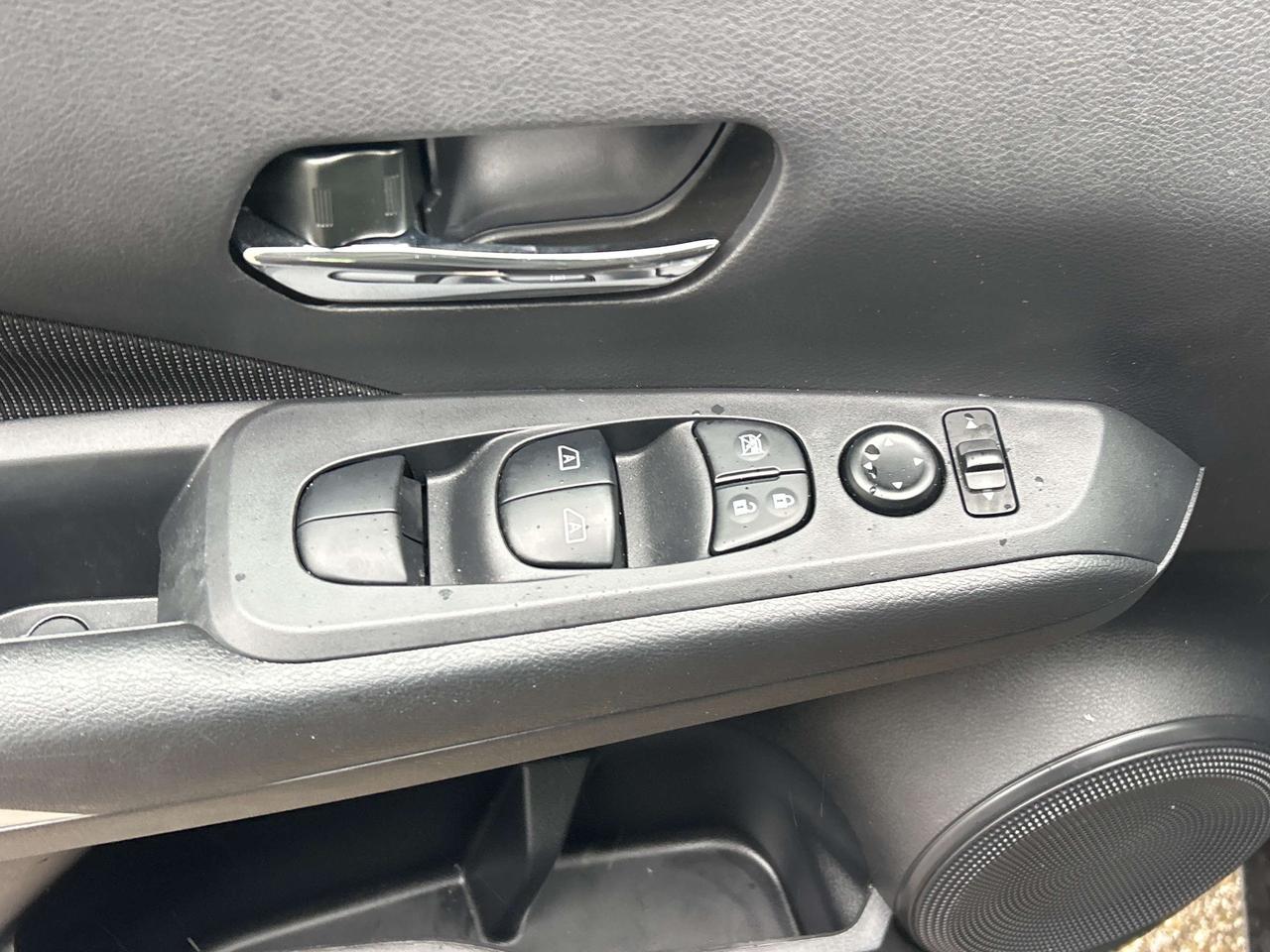 2024 Nissan Kicks SV   Remote Start   Low KM   Clean Carfax Photo