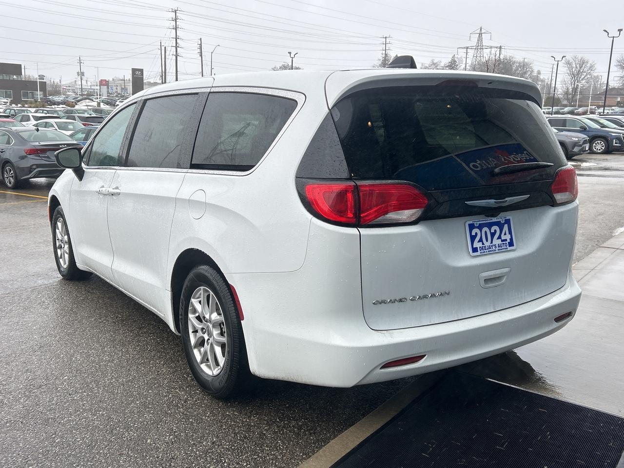 2024 Chrysler Grand Caravan SXT Photo2