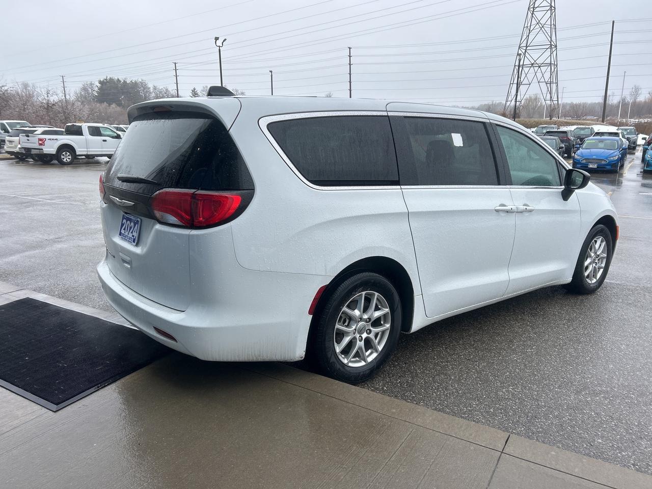 2024 Chrysler Grand Caravan SXT Photo4