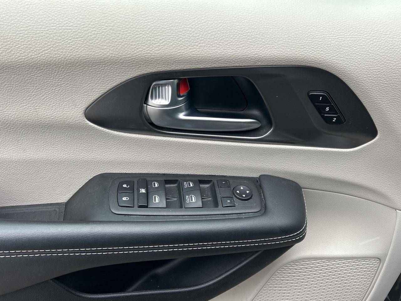 2023 Chrysler Pacifica Touring L   Leather   Nav   Automatic Doors   Stow Photo