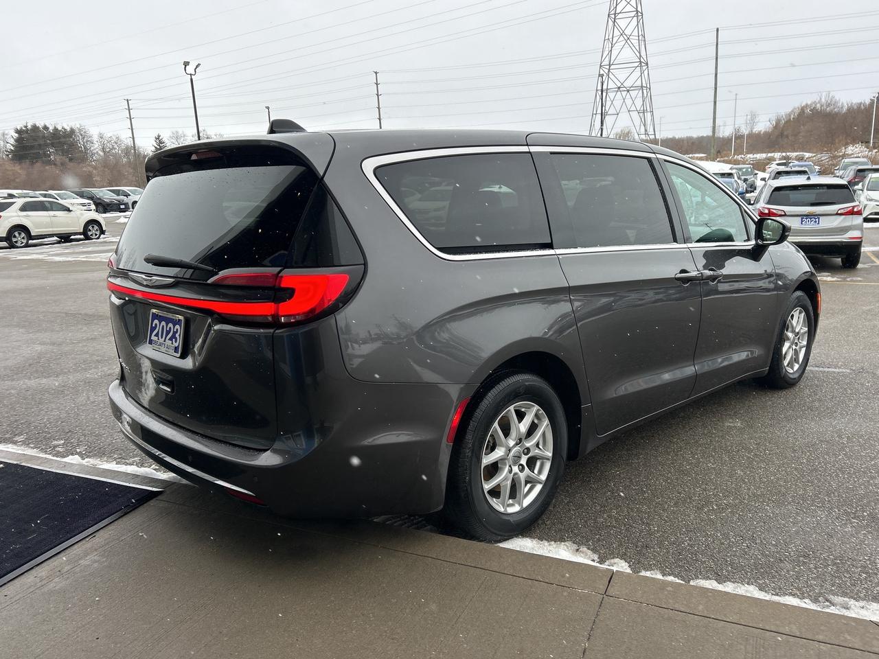 2023 Chrysler Pacifica Touring L   Leather   Nav   Automatic Doors   Stow Photo4