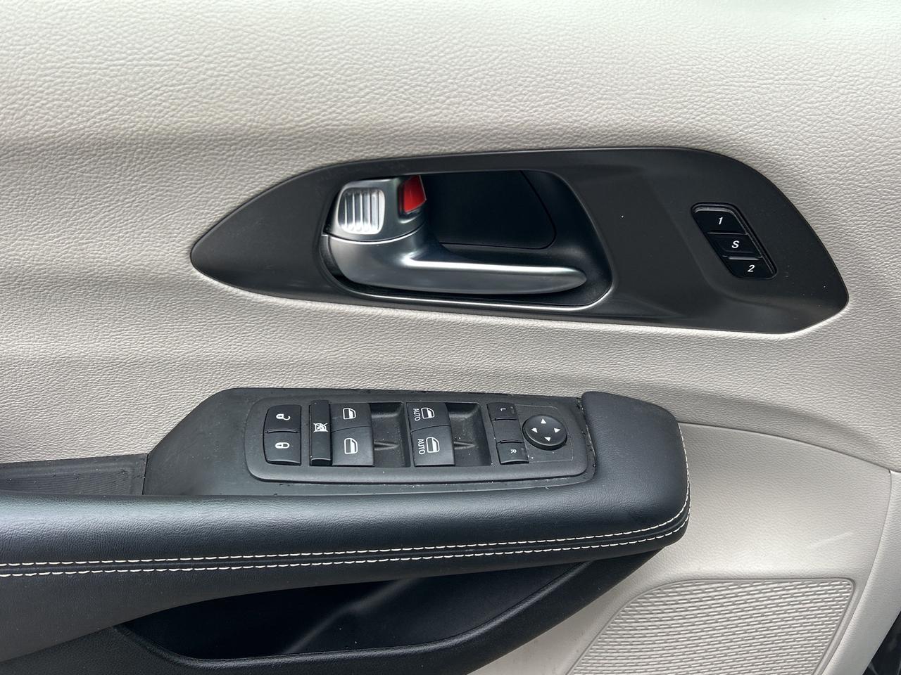 2023 Chrysler Pacifica Touring L   Leather   Nav   Automatic Doors   Stow Photo