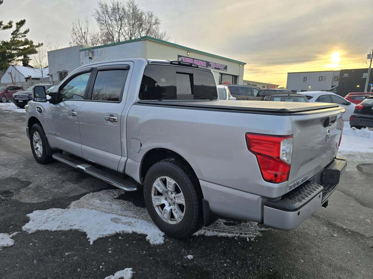 2017 Nissan Titan 4WD Crew Cab SV Photo