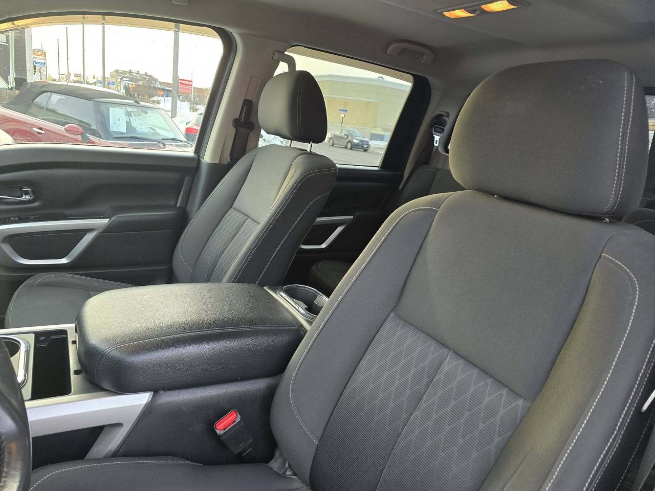 2017 Nissan Titan 4WD Crew Cab SV Photo