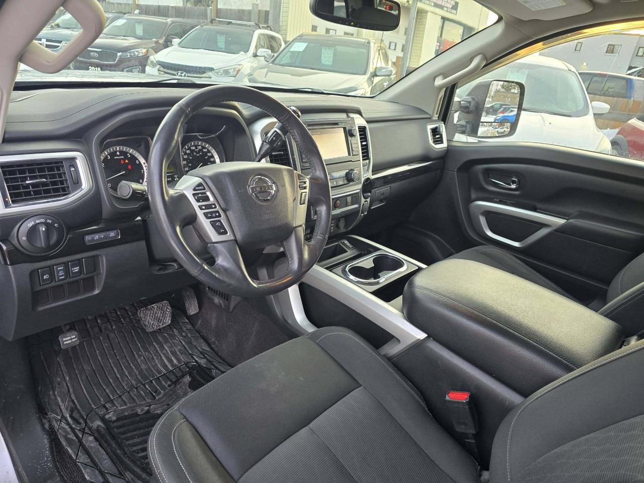 2017 Nissan Titan 4WD Crew Cab SV Photo