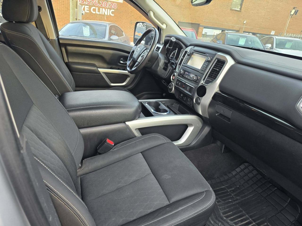 2017 Nissan Titan 4WD Crew Cab SV Photo