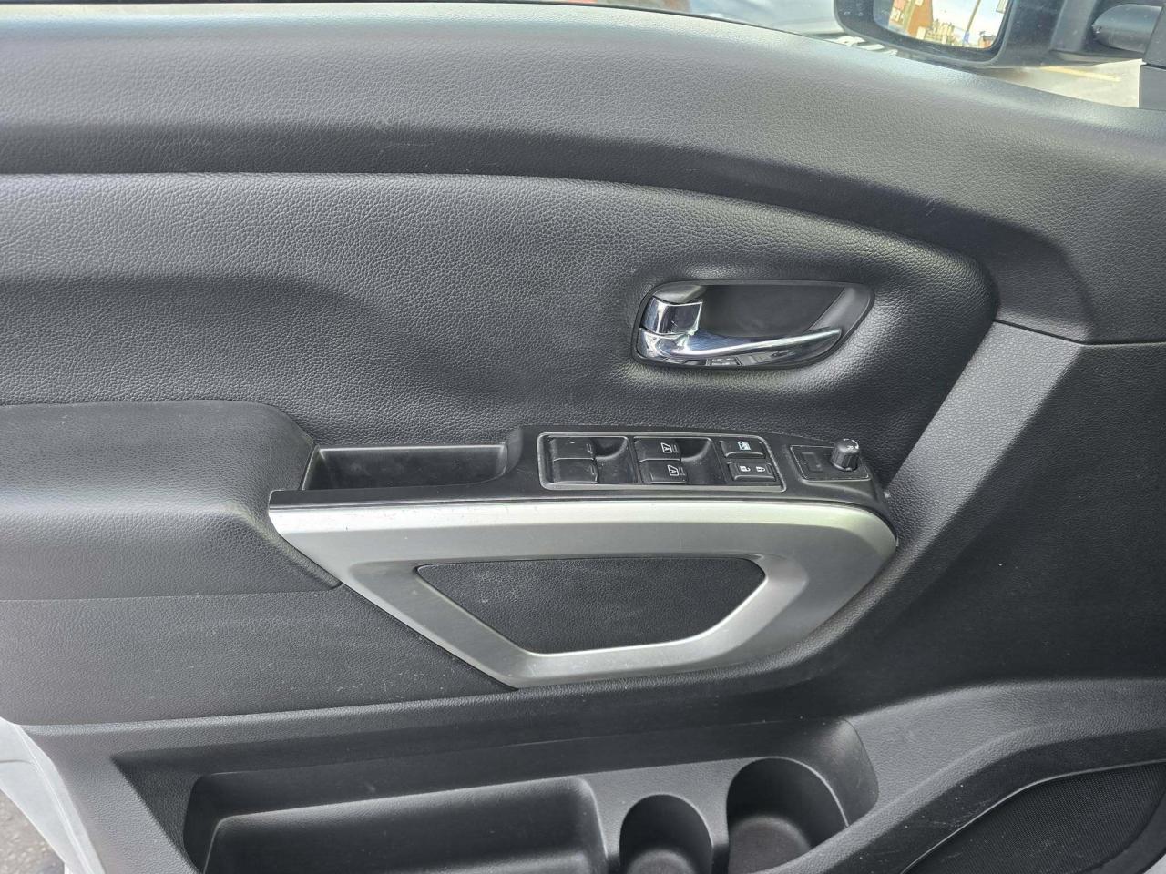 2017 Nissan Titan 4WD Crew Cab SV Photo