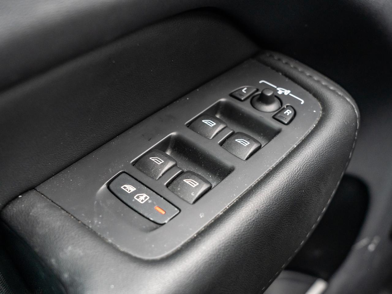 2024 Volvo XC60 B5 AWD Plus Dark Theme Photo