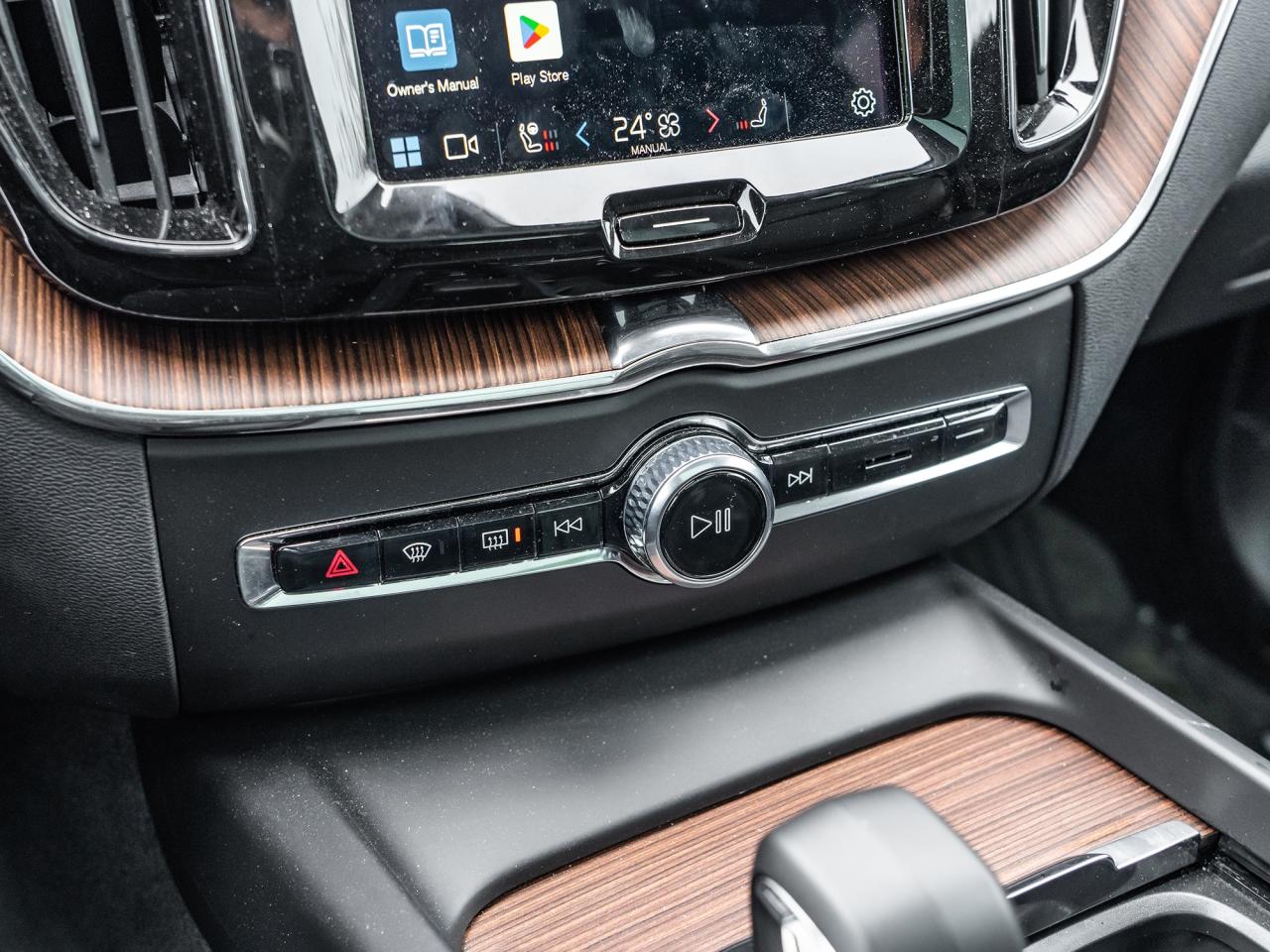 2024 Volvo XC60 B5 AWD Plus Dark Theme Photo